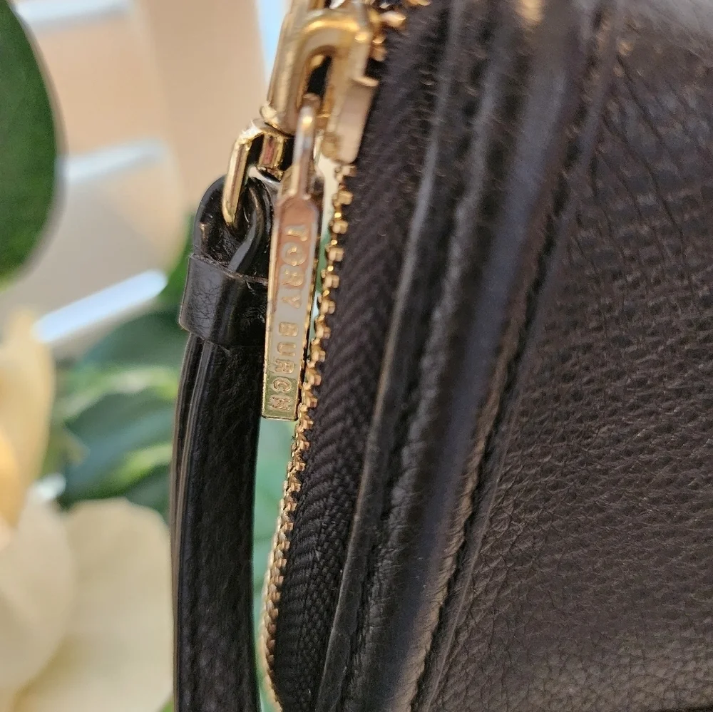 TORY BURCH BLACK/GOLD WRISTLET